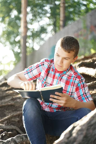 El estudiante se enoja y rompe su cuaderno con la tarea. niño en estrés . — Foto de Stock