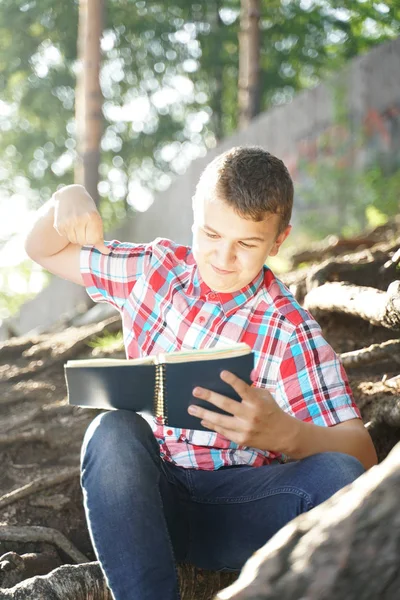 El estudiante se enoja y rompe su cuaderno con la tarea. niño en estrés . — Foto de Stock