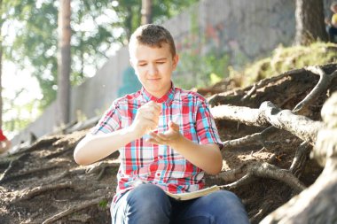 öğrenci sinirli olur ve ödevleri ile defterini gözyaşı. stres çocuk.