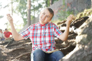 öğrenci sinirli olur ve ödevleri ile defterini gözyaşı. stres çocuk.