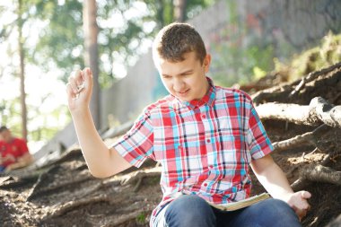 öğrenci sinirli olur ve ödevleri ile defterini gözyaşı. stres çocuk.