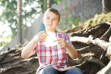 öğrenci sinirli olur ve ödevleri ile defterini gözyaşı. stres çocuk.