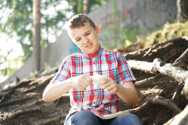öğrenci sinirli olur ve ödevleri ile defterini gözyaşı. stres çocuk.