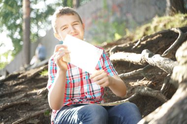 öğrenci sinirli olur ve ödevleri ile defterini gözyaşı. stres çocuk.