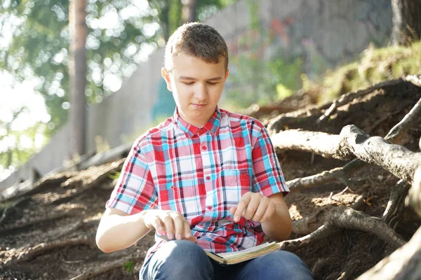 El estudiante se enoja y rompe su cuaderno con la tarea. niño en estrés . — Foto de Stock