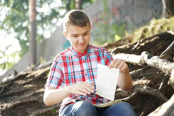 El estudiante se enoja y rompe su cuaderno con la tarea. niño en estrés . — Foto de Stock