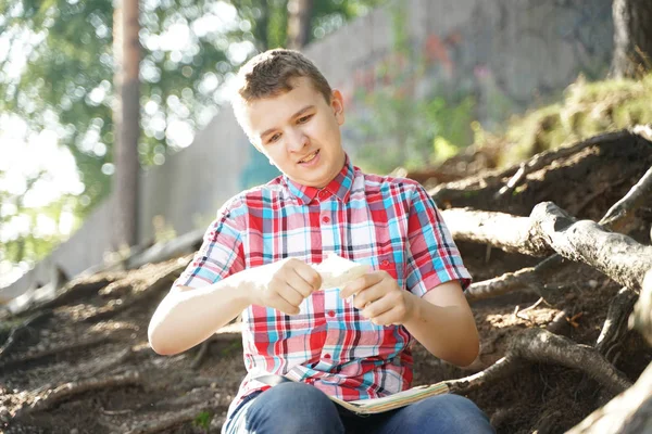 öğrenci sinirli olur ve ödevleri ile defterini gözyaşı. stres çocuk.