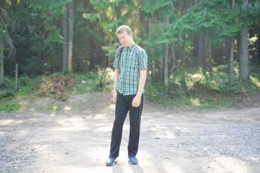 Genç çocuk kırsal tek başına kaybetti ve ormanda korkuyor