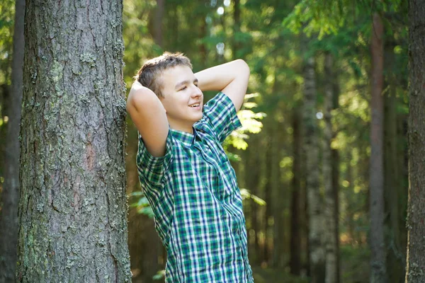 Adolescente caminando en el bosque solo en el día de verano — Foto de Stock