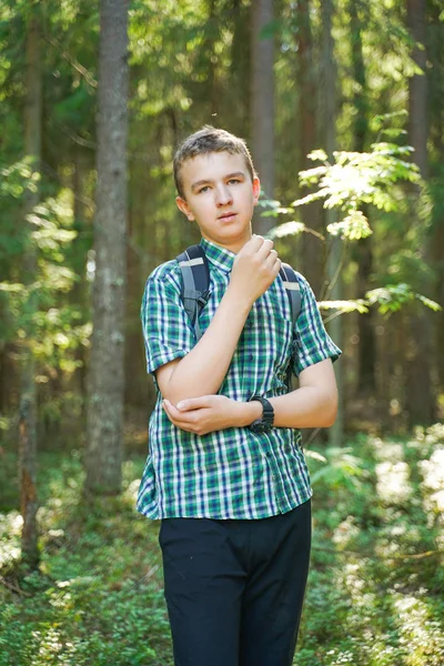 Έφηβο αγόρι χάθηκε μόνος στην ύπαιθρο και φοβισμένος στο δάσος — Φωτογραφία Αρχείου