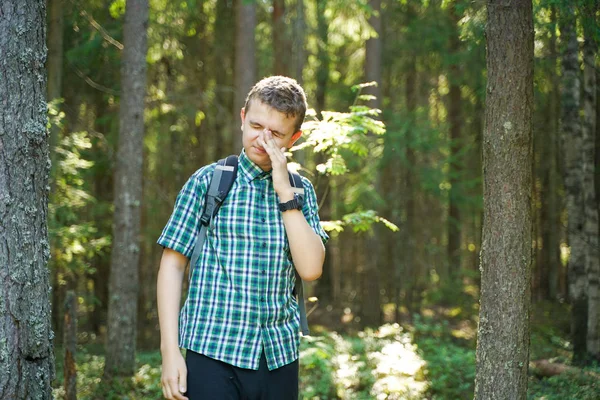 Adolescente perdido solo en el campo y asustado en el bosque — Foto de Stock