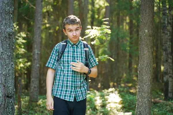 少年男孩独自在乡下,害怕在森林里 — 图库照片