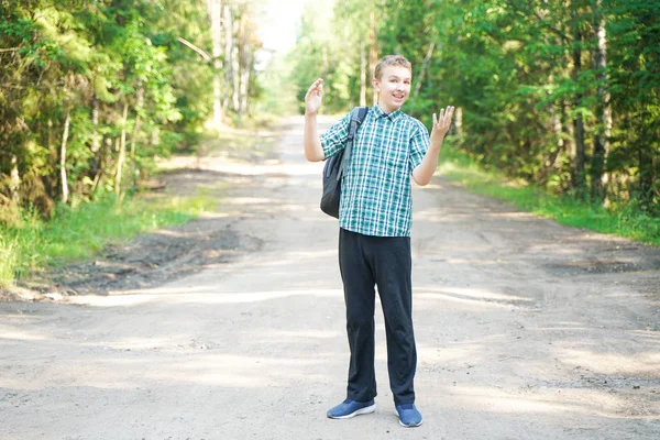 Adolescente caminando en el bosque solo en el día de verano — Foto de Stock