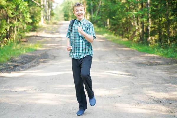 Adolescente caminando en el bosque solo en el día de verano — Foto de Stock