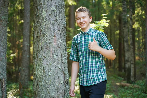 Adolescente chico abrazo y amor grande árbol en el bosque solo en verano día — Foto de Stock