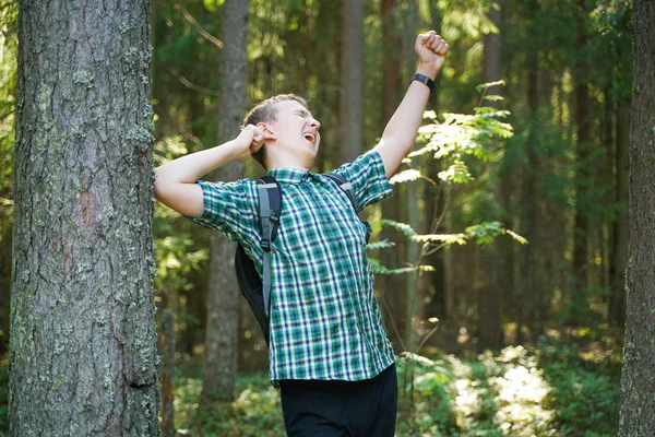 Teenager boy walking in the forest alone in the summer day — Stock Photo, Image