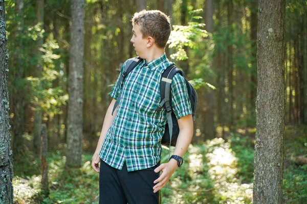Adolescente perdido sozinho no campo e assustado na floresta — Fotografia de Stock