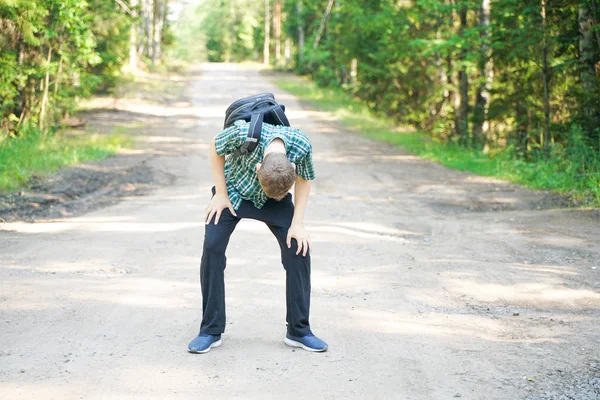 Anak remaja tersesat sendirian di pedesaan dan takut di hutan — Stok Foto