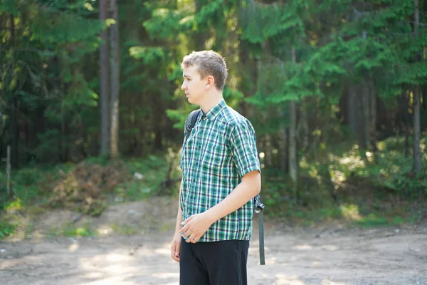 Jugendlicher verirrte sich allein aufs Land und erschrak im Wald — Stockfoto