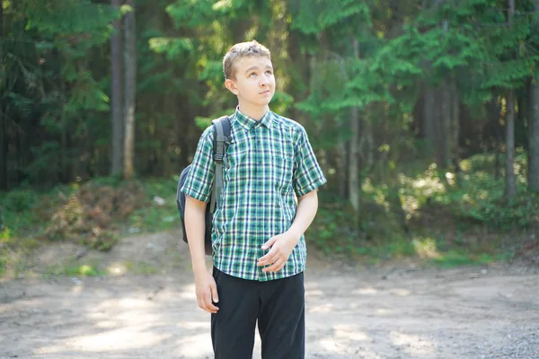 Chłopiec nastolatek stracił samotnie na wsi i przerażony w lesie — Zdjęcie stockowe