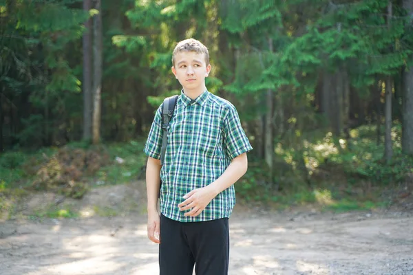 Teenager boy lost alone in the countryside and scared in the forest — Stock Photo, Image