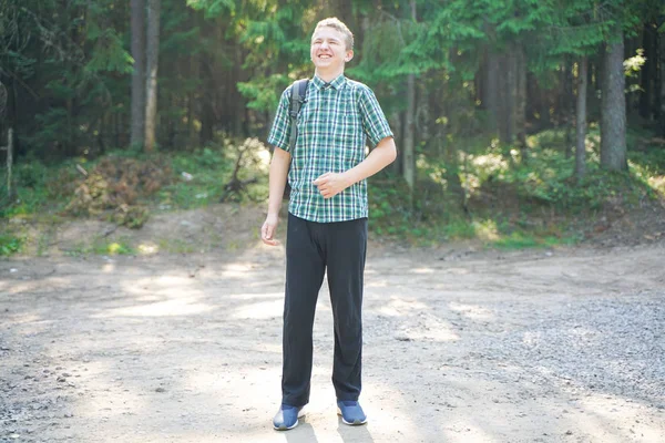 Tiener jongen verloren alleen op het platteland en bang in het bos — Stockfoto