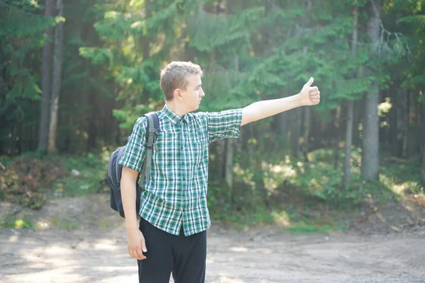 Jugendlicher verirrte sich allein aufs Land und erschrak im Wald — Stockfoto