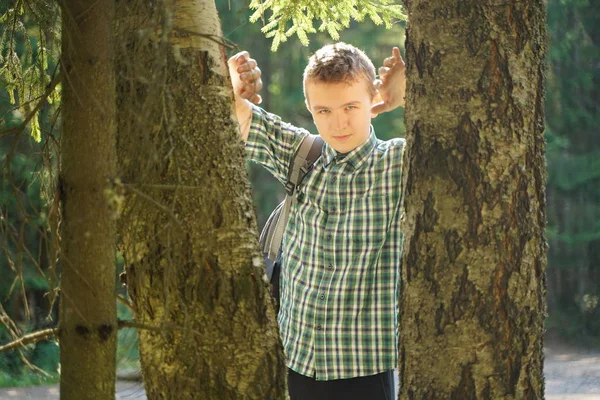 Chłopiec nastolatek chodzenie w lesie sam w letni dzień — Zdjęcie stockowe