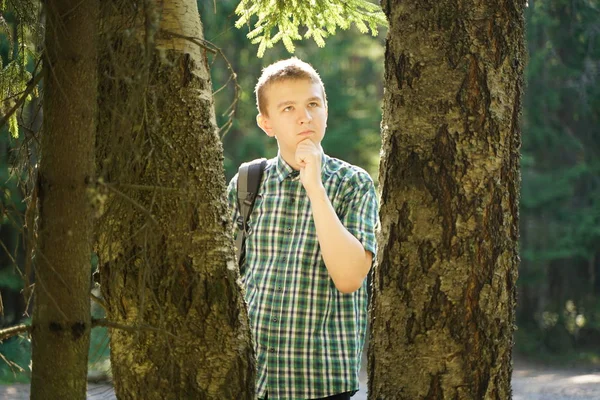 Adolescente caminando en el bosque solo en el día de verano — Foto de Stock