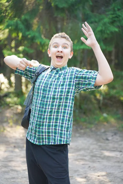 Adolescente con seta en el bosque en el día de verano — Foto de Stock