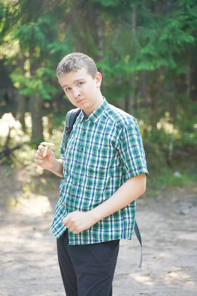 Έφηβος αγόρι με μανιτάρι στο δάσος την ημέρα του καλοκαιριού — Φωτογραφία Αρχείου