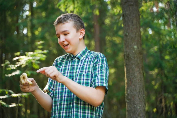 Adolescente con seta en el bosque en el día de verano — Foto de Stock