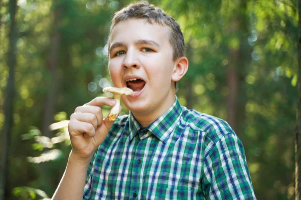 Έφηβος αγόρι με μανιτάρι στο δάσος την ημέρα του καλοκαιριού — Φωτογραφία Αρχείου