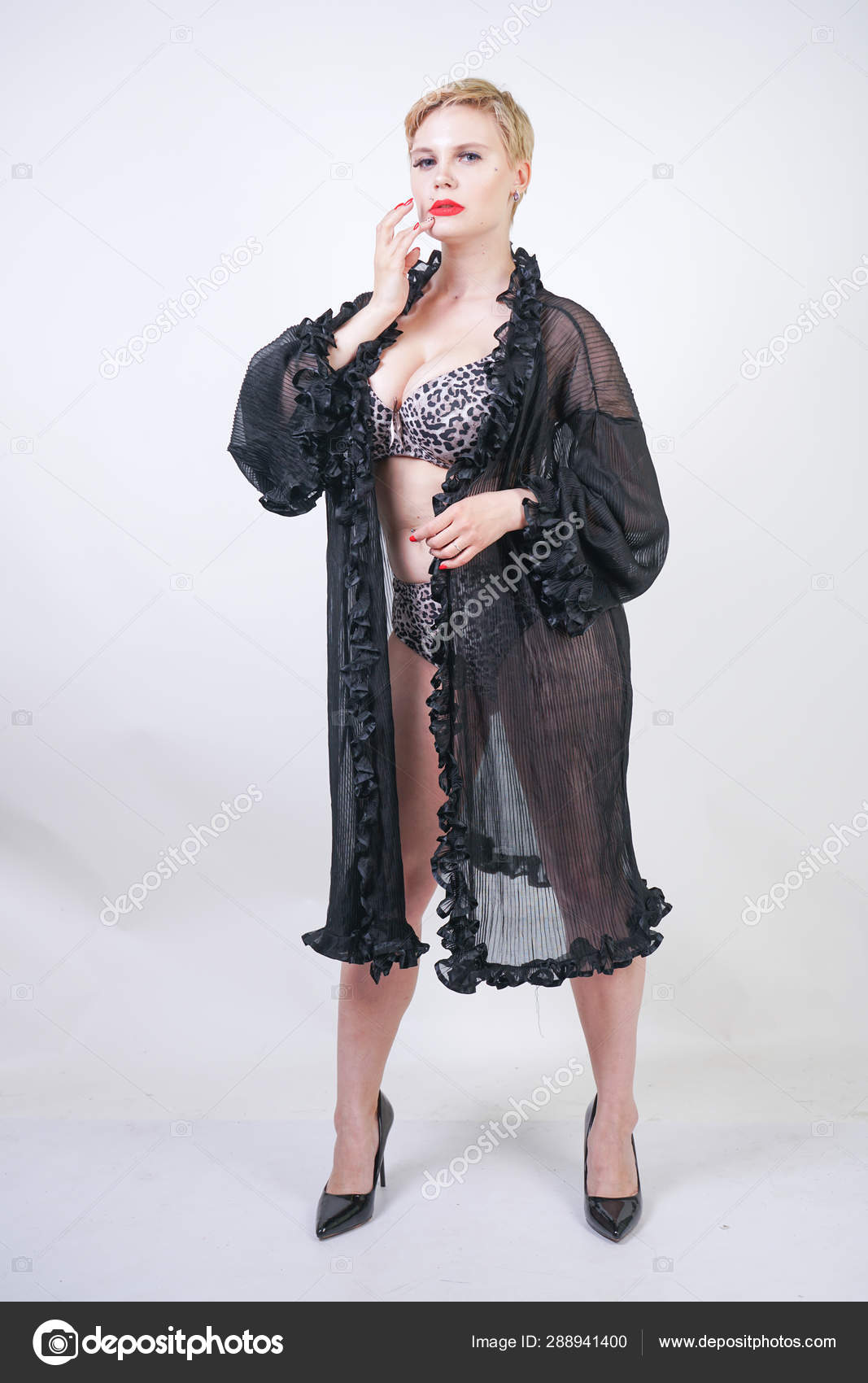 Femme chaude plus la taille avec les cheveux courts en robe noire