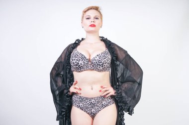 şeffaf siyah bornozda kısa saçlı sıcak artı boyutu kadın