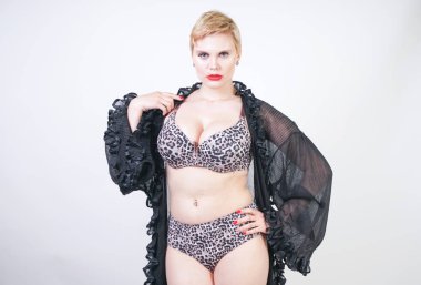 şeffaf siyah bornozda kısa saçlı sıcak artı boyutu kadın