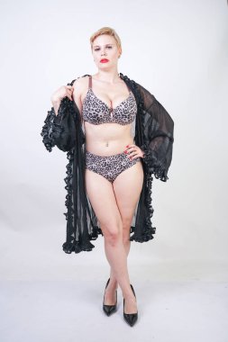 şeffaf siyah bornozda kısa saçlı sıcak artı boyutu kadın