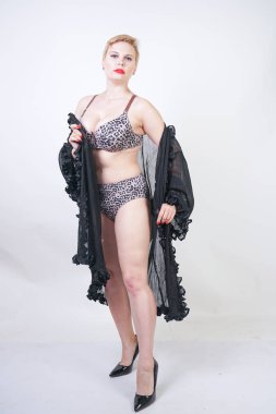 şeffaf siyah bornozda kısa saçlı sıcak artı boyutu kadın