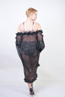 şeffaf siyah bornozda kısa saçlı sıcak artı boyutu kadın