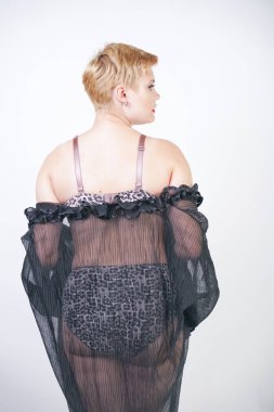 şeffaf siyah bornozda kısa saçlı sıcak artı boyutu kadın