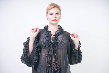 şeffaf siyah bornozda kısa saçlı sıcak artı boyutu kadın