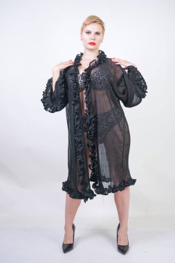 şeffaf siyah bornozda kısa saçlı sıcak artı boyutu kadın