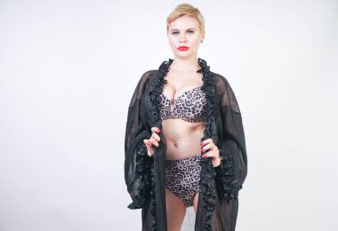 şeffaf siyah bornozda kısa saçlı sıcak artı boyutu kadın