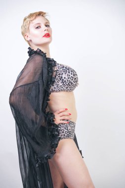 şeffaf siyah bornozda kısa saçlı sıcak artı boyutu kadın