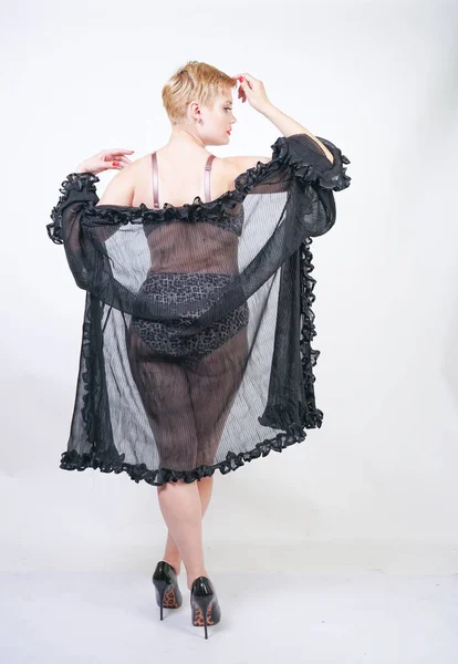 Mujer caliente más tamaño con pelo corto en túnica negra transparente —  Fotos de Stock