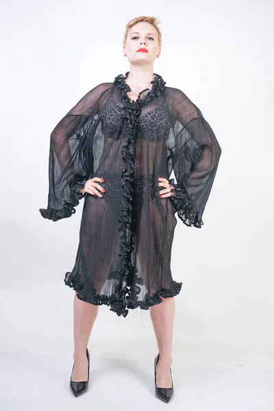 Teplá a velikostní žena s krátkými vlasy v průhledném černém plášti — Stock fotografie