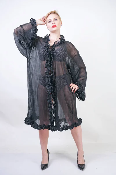 Teplá a velikostní žena s krátkými vlasy v průhledném černém plášti — Stock fotografie