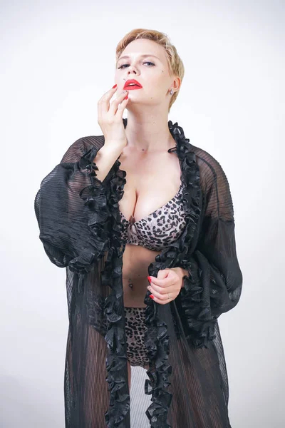 Hot plus size Frau mit kurzen Haaren in transparenter schwarzer Robe — Stockfoto