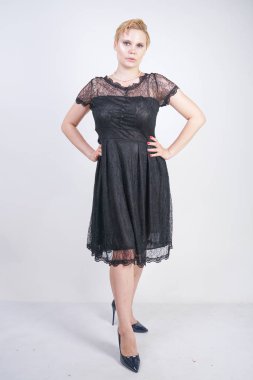 sevimli Goth dantel elbise ile sıcak tombul kısa saçlı kadın