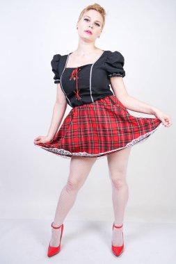 sevimli kısa saç sarışın artı boyutu kadın tatil eğlenceli elbise